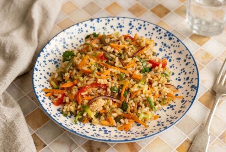 Insalata di riso integrale con verdure croccanti