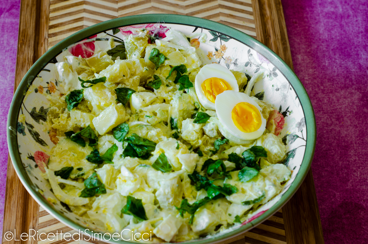 Insalata di patate al pesto: la ricetta fresca e cremosa con yogurt greco e uova