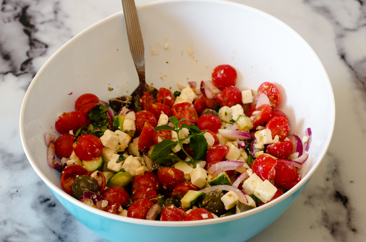 Insalata di pomodorini e feta: la ricetta fresca e veloce ispirata alla cucina greca