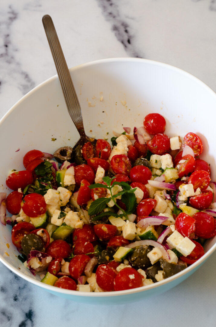 Insalata di pomodorini e feta: la ricetta fresca e veloce ispirata alla cucina greca