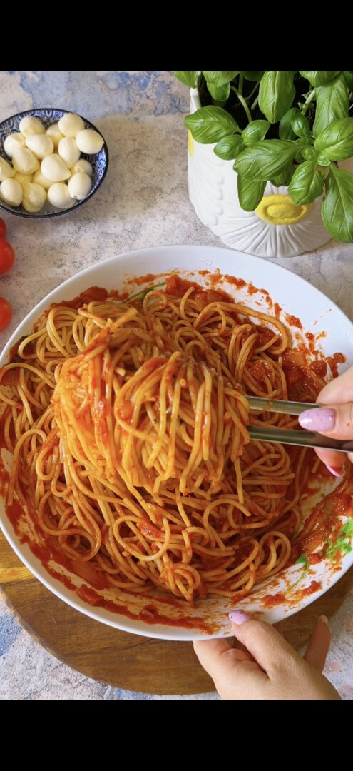 Condiamo gli spaghetti con il sugo di pomodoro