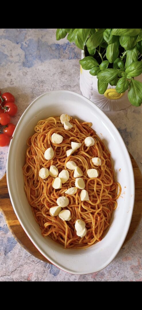 Spaghetti nella pirofila con mozzarelline