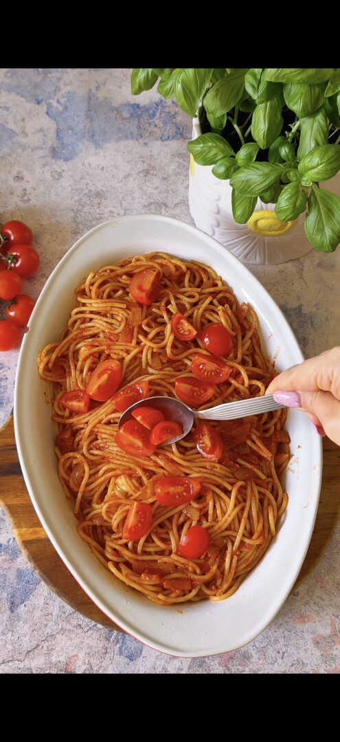Aggiungiamo un altro strato di spaghetti e pomodori