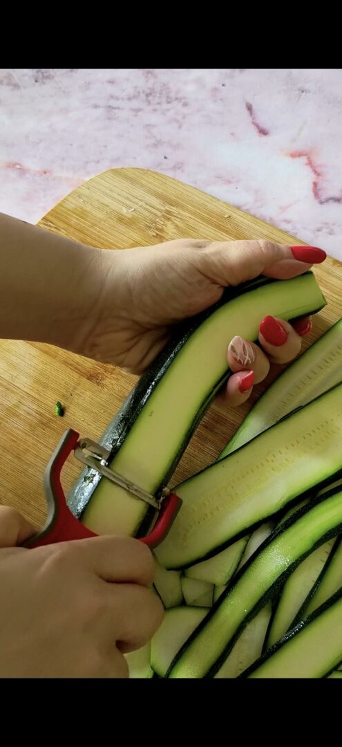 Tagliamo le zucchine a fettine sottili
