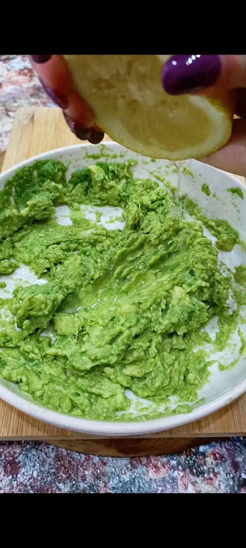 Prepariamo la salsa all'avocado