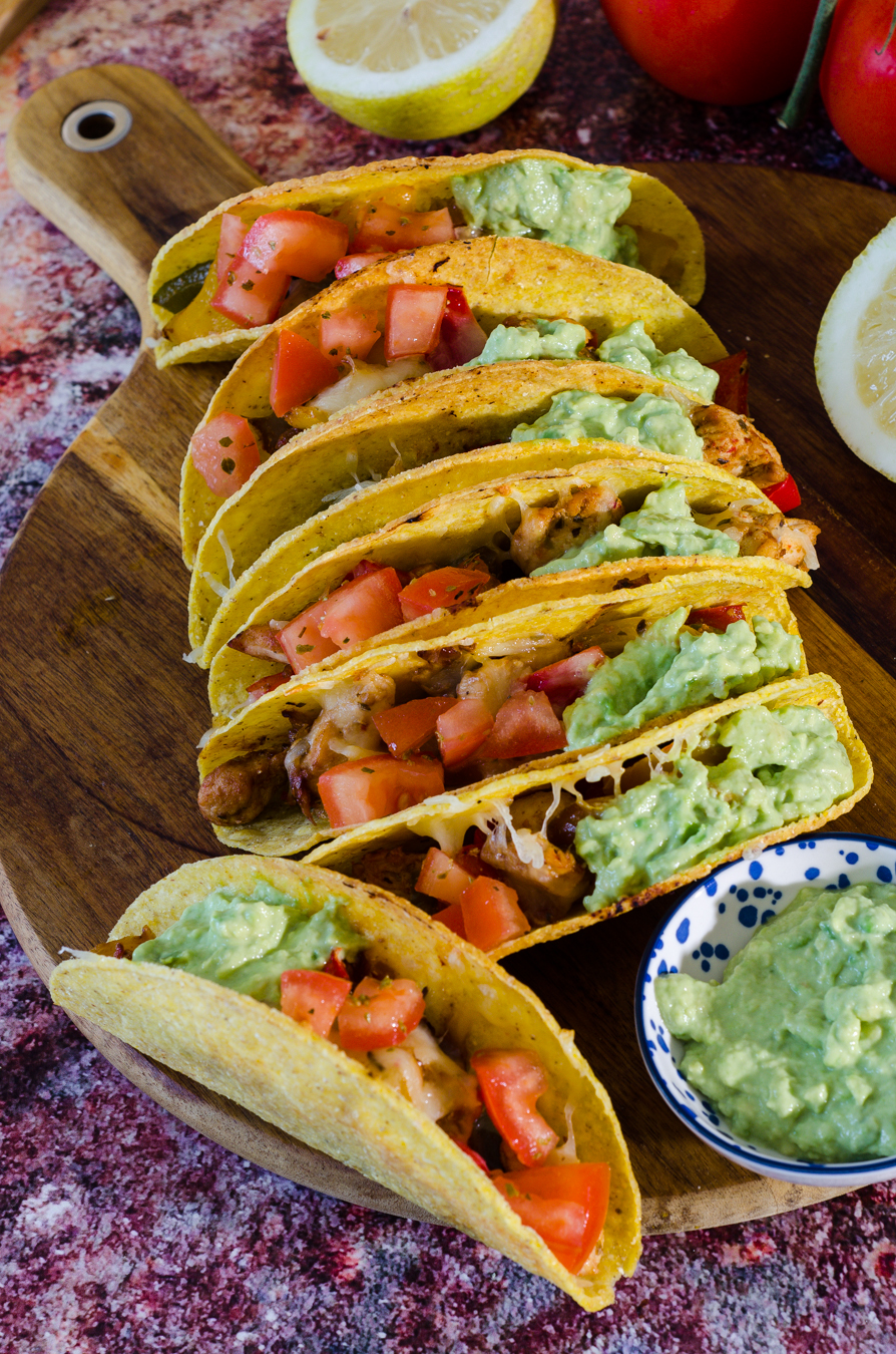 Tacos di pollo e peperoni con salsa all'avocado