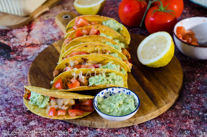 Tacos di pollo e peperoni con salsa all'avocado
