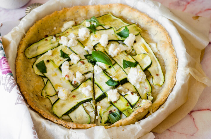 Torta salata rustica con zucchine, caprino e limone