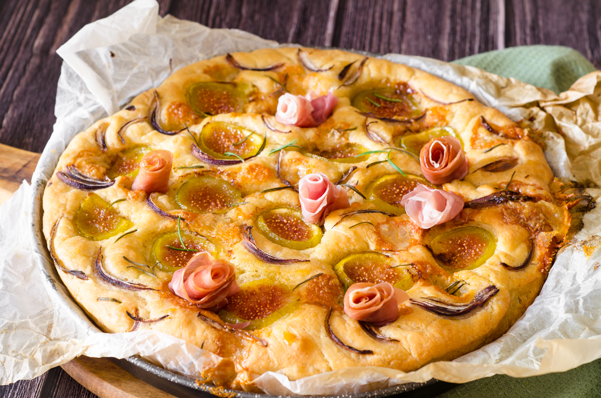 Focaccia con fichi, gorgonzola, prosciutto crudo e cipolle