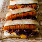 Hot dog di carote con cipolle caramellate