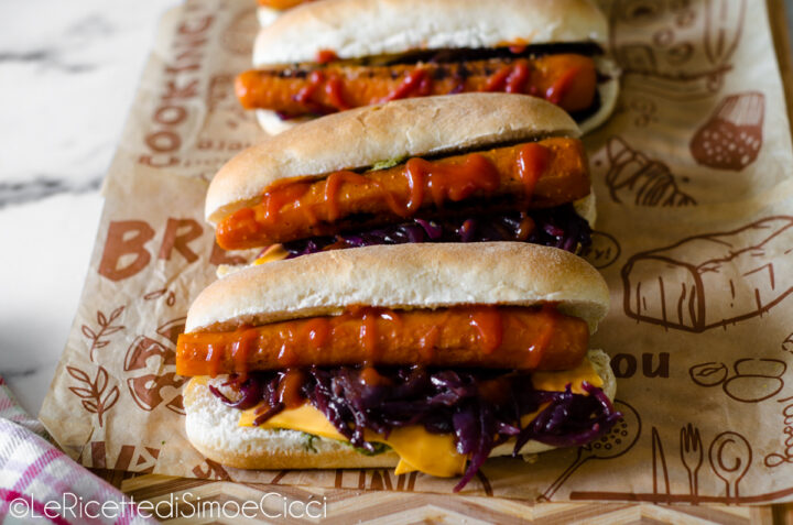 Hot dog di carote con cipolle caramellate