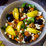 Insalata autunnale con patate dolci, mele e feta