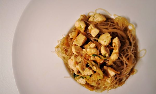 Spaghetti di soia con pollo e verdure