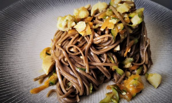 Spaghetti Soba con pollo e verdure