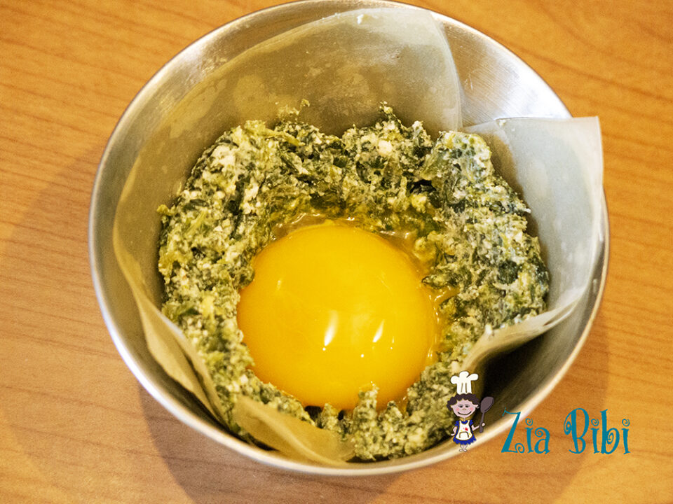 composto di ricotta e spinaci con tuorlo al suo centro