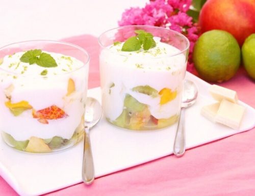 Mousse di yogurt e cioccolato bianco con frutta fresca