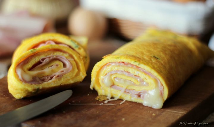 Rotolo di frittata al forno ripieno di prosciutto e ...