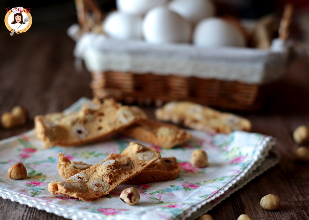 Biscotti di nocciole e albumi - Sfoglie o veli croccanti di frutta secca