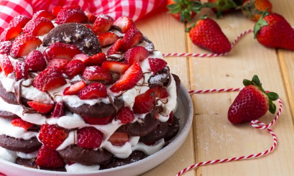 Torta Pan di stelle alle fragole con panna e Nutella – Anche Bimby