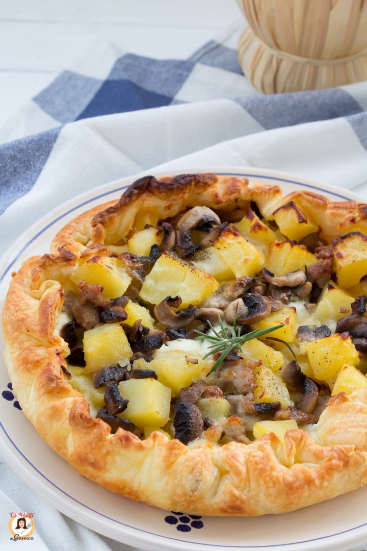 Torta salata con patate e salsiccia, funghi e stracchino ...