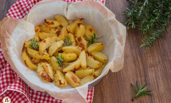 Patate croccanti al forno – Con pangrattato e Parmigiano