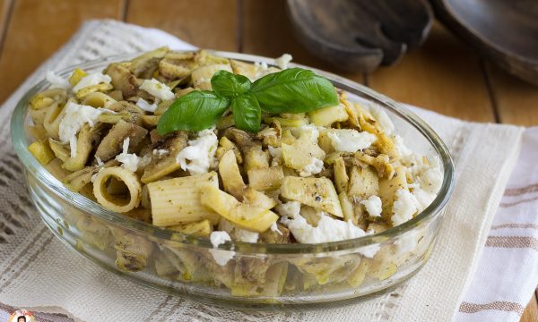 Pasta fredda con zucchine, pesto e mozzarella – Insalata fredda