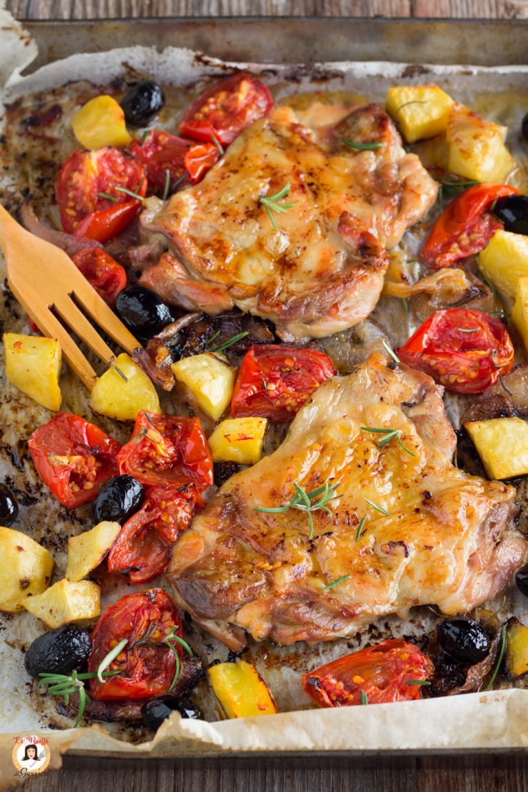 Cosce di pollo disossate al forno con patate e pomodori - Secondo piatto