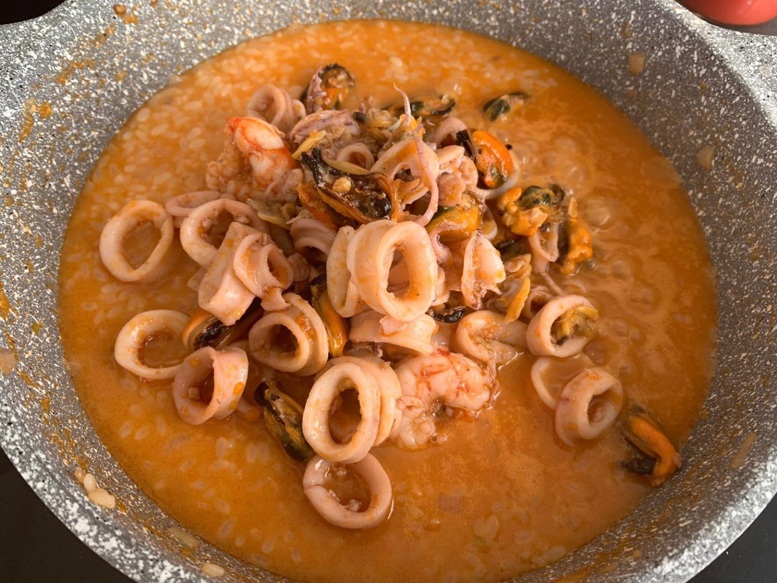 RISOTTO AI FRUTTI DI MARE primo piatto allo scoglio in rosso, cremoso