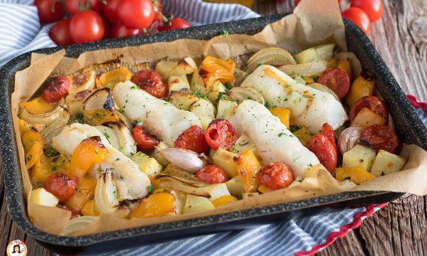 Filetti di merluzzo al forno con patate e verdure