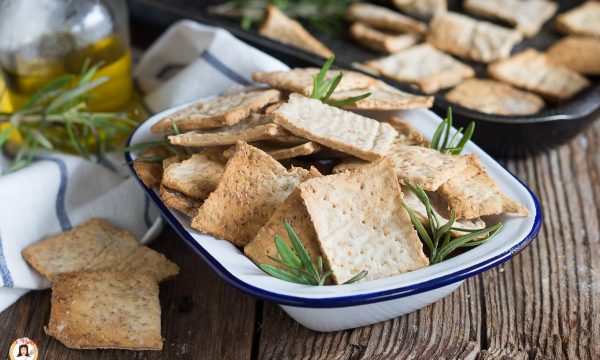 CRACKERS FATTI IN CASA – Con lievito madre o di birra