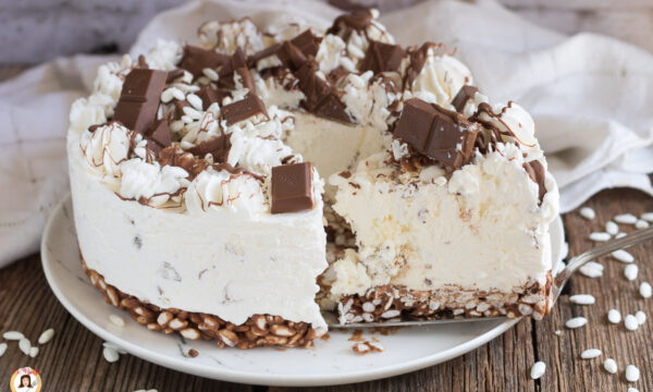 TORTA KINDER CEREALI – Torta gelato con cioccolato e riso soffiato