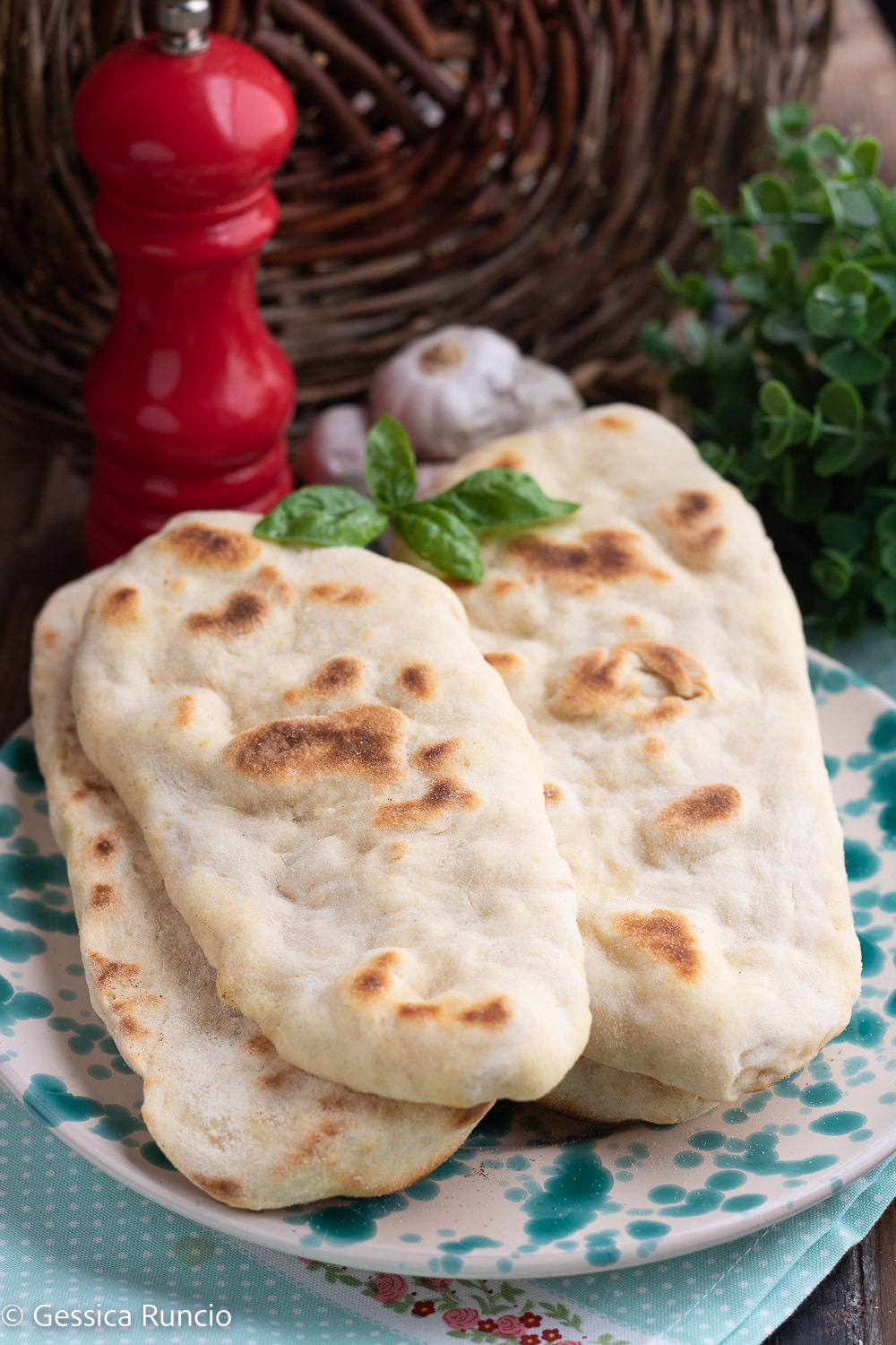 Una ricetta semplice e veloce per preparare il pane in padella, da  FromAustria