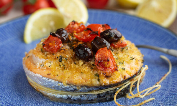 Salmone gratinato con pomodorini e olive