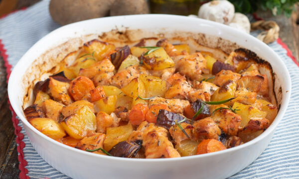 Pollo con patate e carote cotto al forno