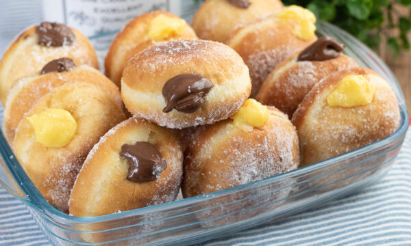 Bomboloni con lo zucchero, fritti o al forno