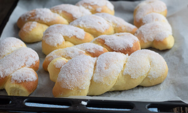 Treccine con lo zucchero Siciliane