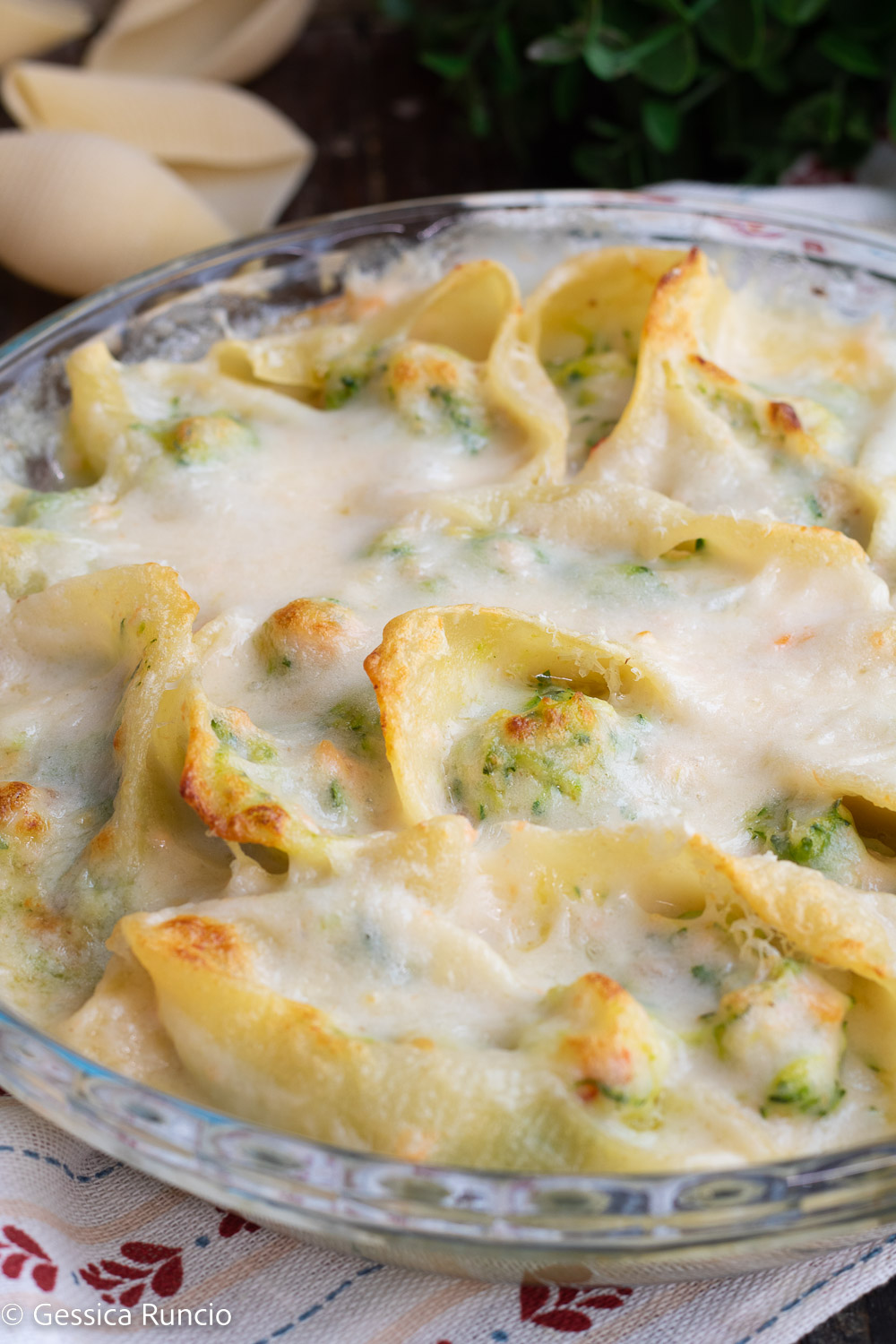 Conchiglioni con zucchine salmone e gamberi - Ricetta pasta