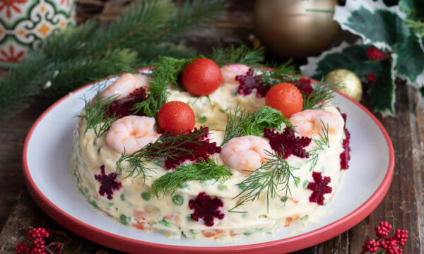 Corona d’insalata russa con salmone e gamberi