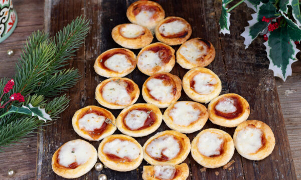 Pizzette di pasta sfoglia di Natale