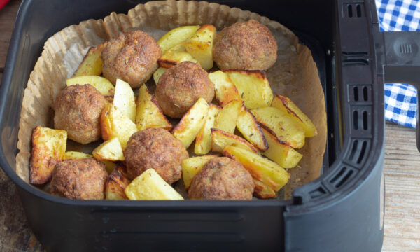 Polpette e patate in friggitrice ad aria