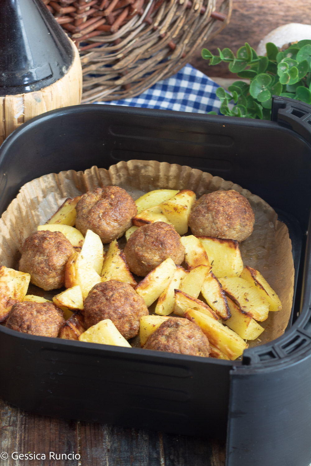 Polpette e patate in friggitrice ad aria - Ricetta e video