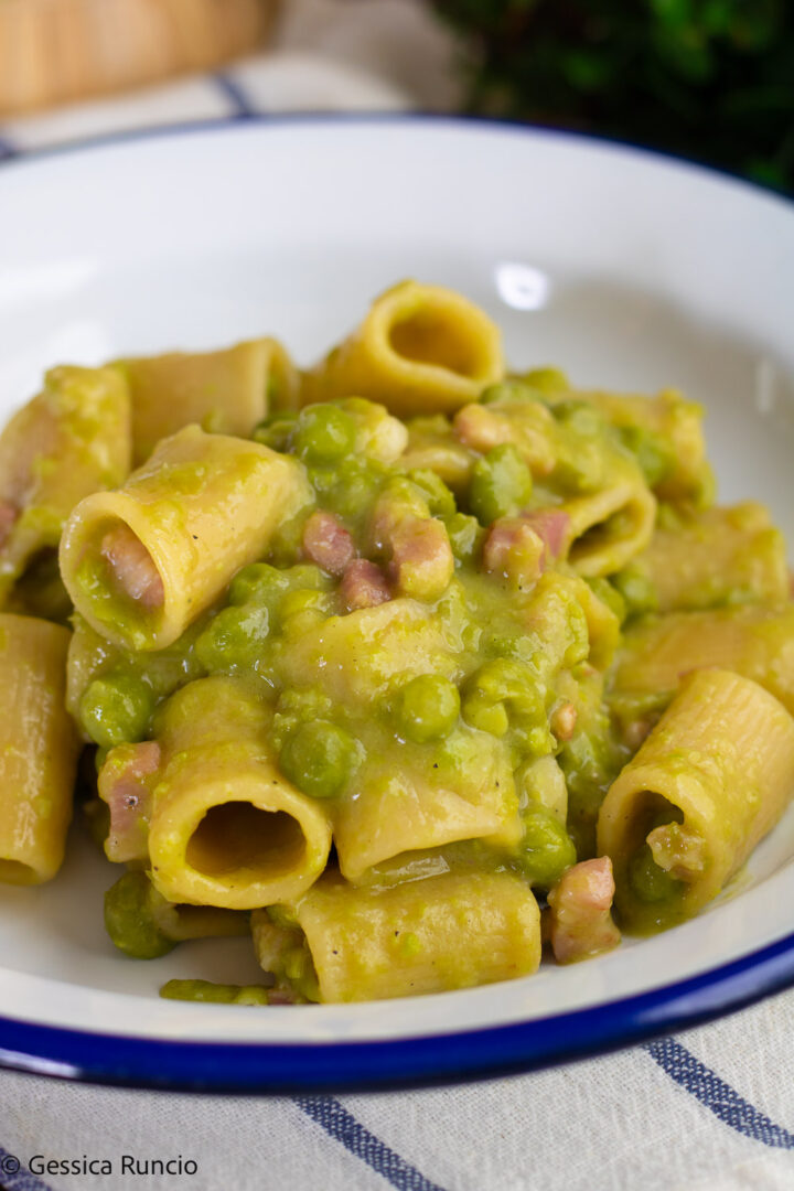 Pasta piselli e speck cremosa senza panna – Ricetta facile e veloce