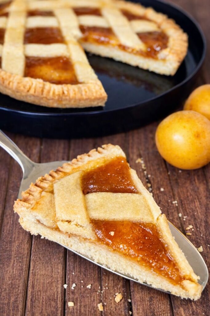 Fetta di crostata con pasta frolla senza riposo e confettura, morbida e friabile
