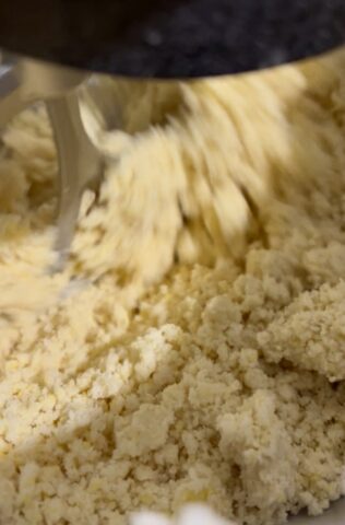 impasto pasta frolla sbriciolato in lavorazione con planetaria
