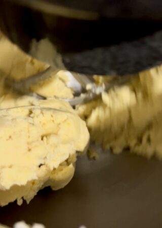 impasto pasta frolla che si compatta nella planetaria