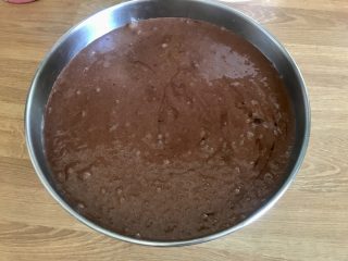 Impasto torta moretta in teglia prima di essere infornata
