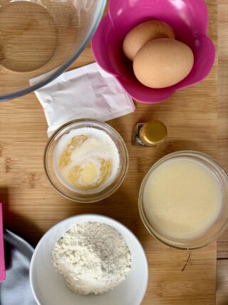 Ingredienti per preparare le ciambelline al latte condensato soffici come nuvole