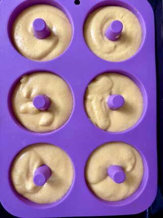 Stampi in silicone riempiti con impasto per ciambelline soffici
