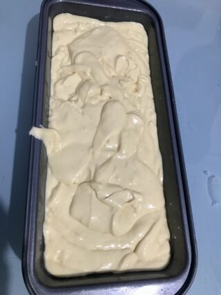 Plumcake allo yogurt nello stampo prima della cottura