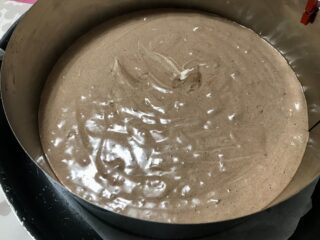 Impasto pan di spagna al cacao prima della cottura